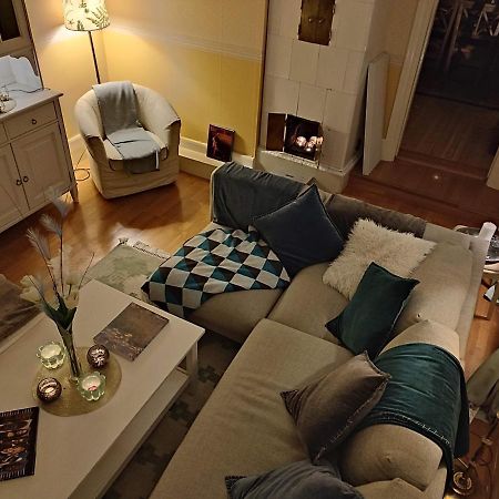 Den Unika Sekelskiftsvaningen. Apartamento Norrtälje Exterior foto