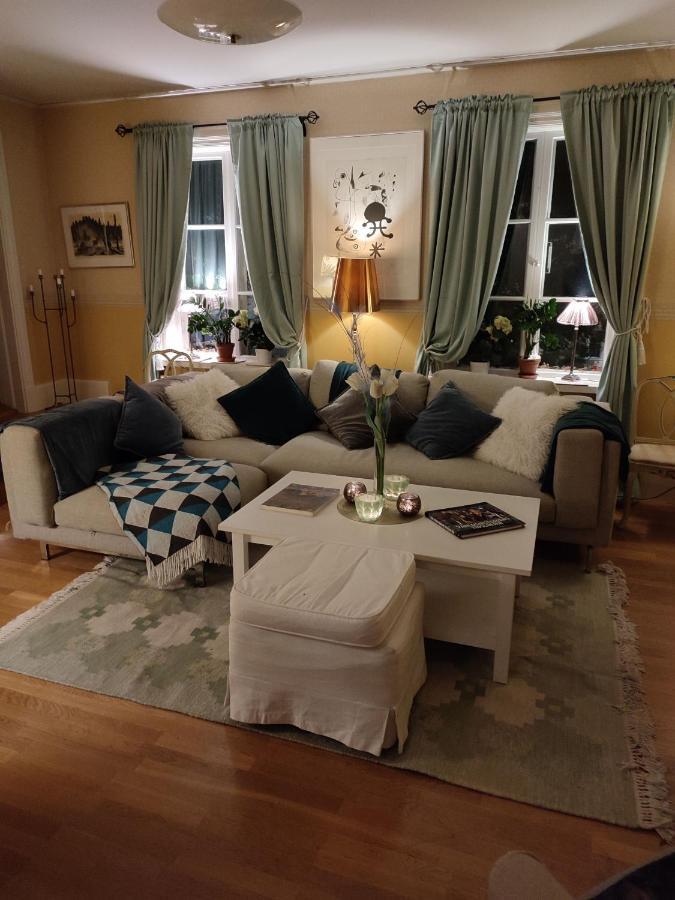 Den Unika Sekelskiftsvaningen. Apartamento Norrtälje Exterior foto