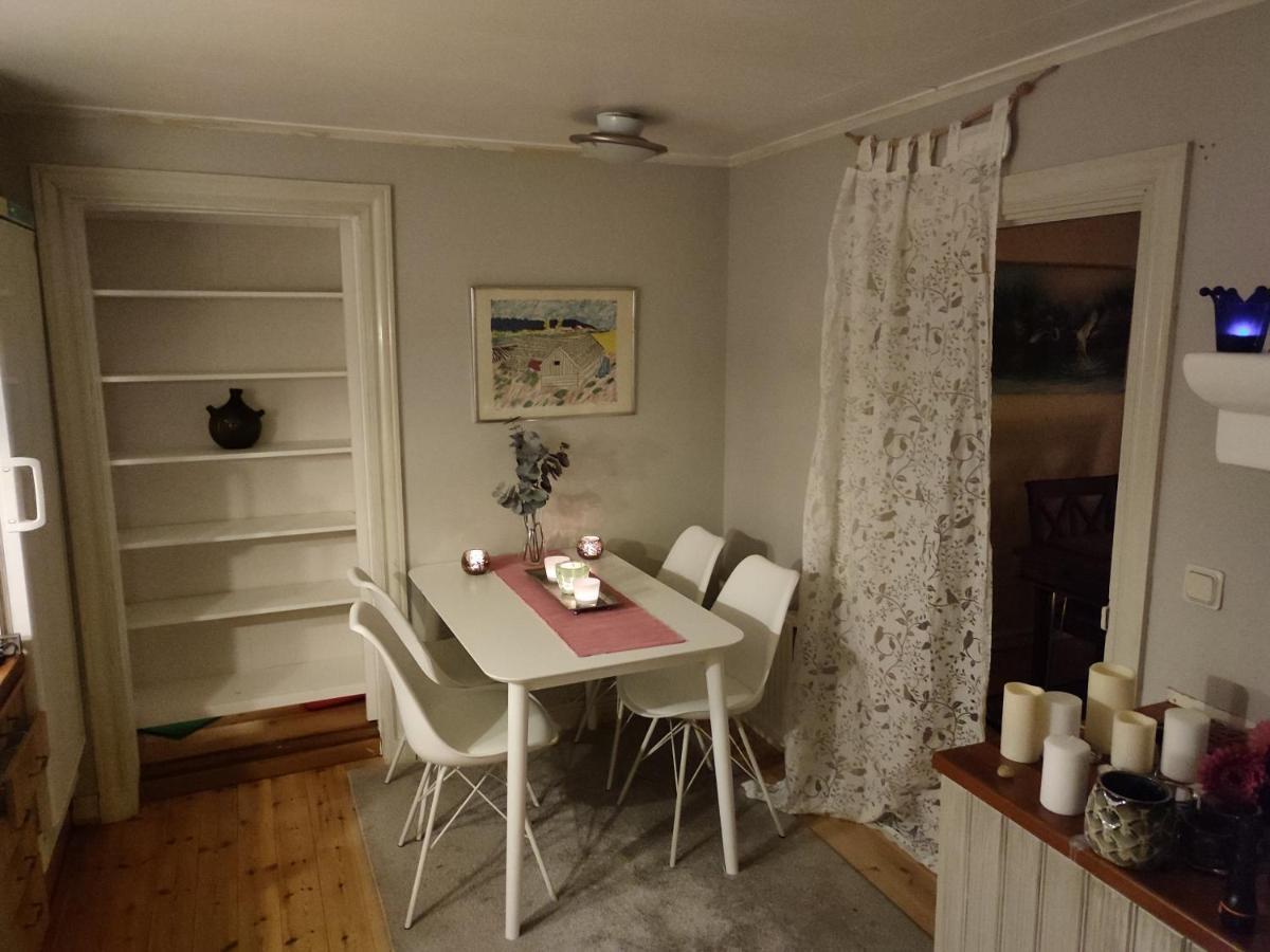Den Unika Sekelskiftsvaningen. Apartamento Norrtälje Exterior foto