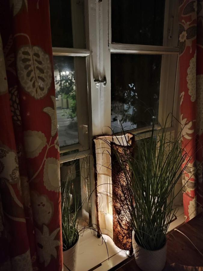 Den Unika Sekelskiftsvaningen. Apartamento Norrtälje Exterior foto