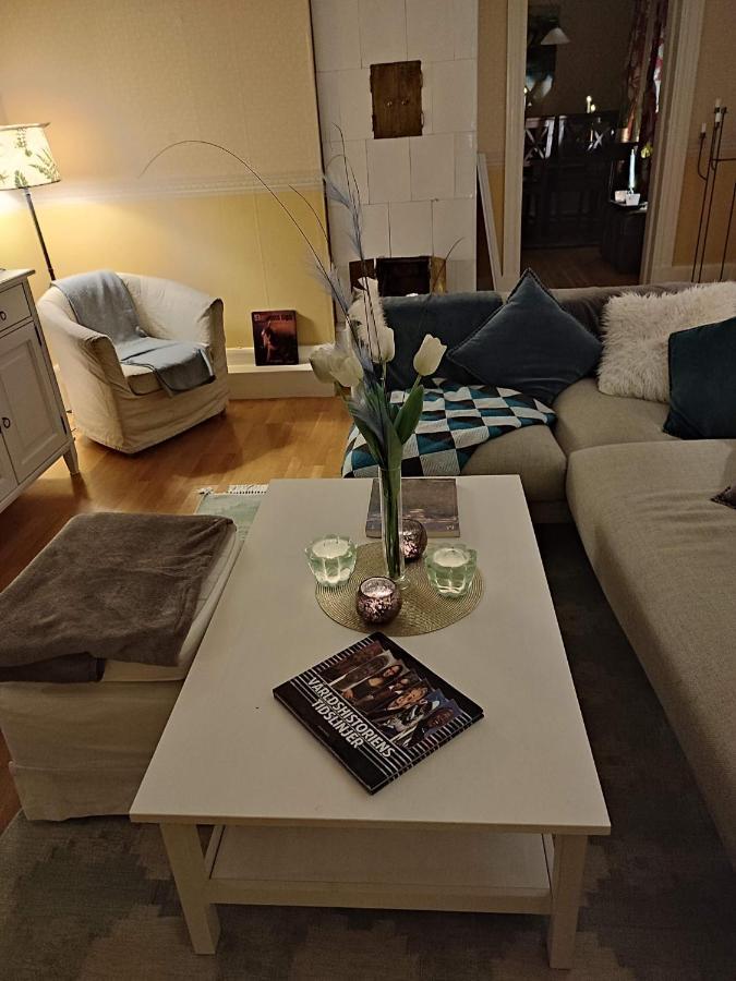 Den Unika Sekelskiftsvaningen. Apartamento Norrtälje Exterior foto