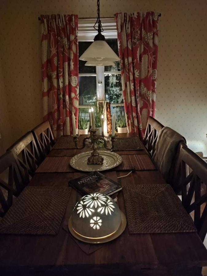 Den Unika Sekelskiftsvaningen. Apartamento Norrtälje Exterior foto