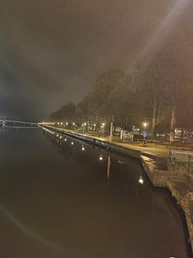 Den Unika Sekelskiftsvaningen. Apartamento Norrtälje Exterior foto