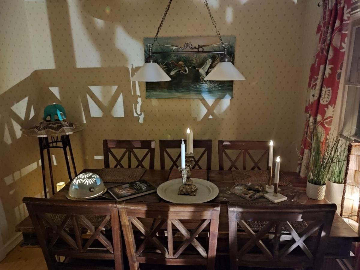 Den Unika Sekelskiftsvaningen. Apartamento Norrtälje Exterior foto