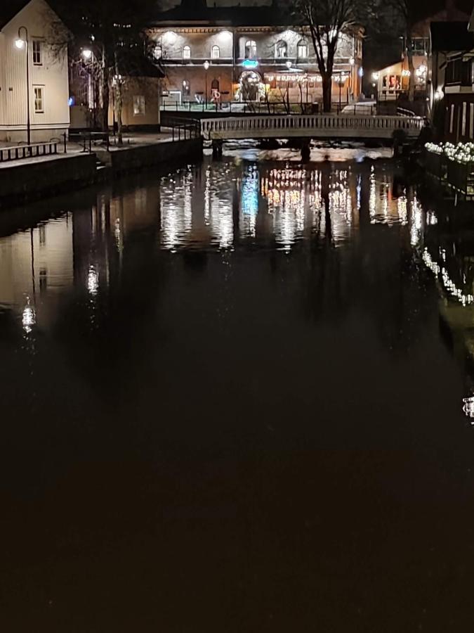 Den Unika Sekelskiftsvaningen. Apartamento Norrtälje Exterior foto